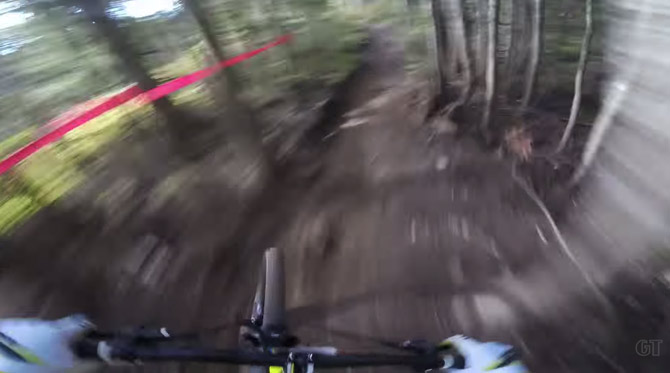 Neskutočn&aacute; jazda, skoro 14 min&uacute;t enduro zjazdovania