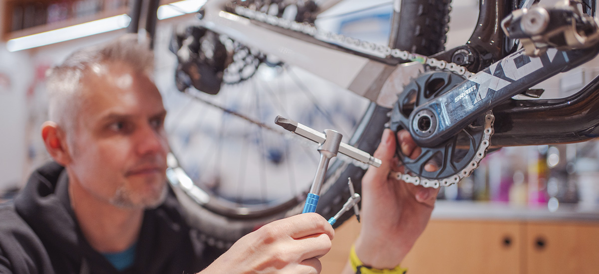 Servisn&iacute; minutka: jak sundat kliky SRAM DUB