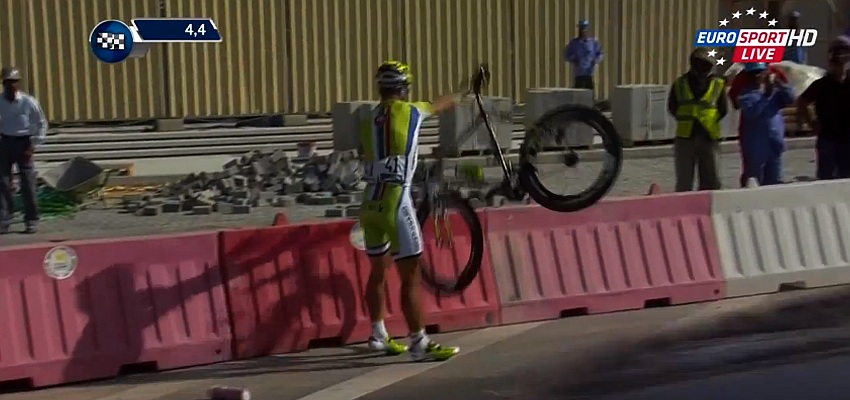 Frustrovan&yacute; Sagan hodil bicykel o zem po p&aacute;de na pretekoch Okolo Dubaja