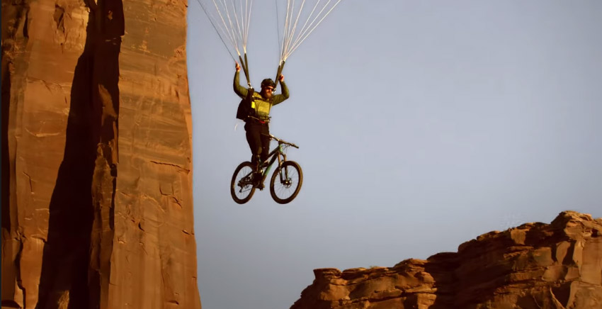 Poriadna nah&aacute;načka a potom base jump aj s bajkom