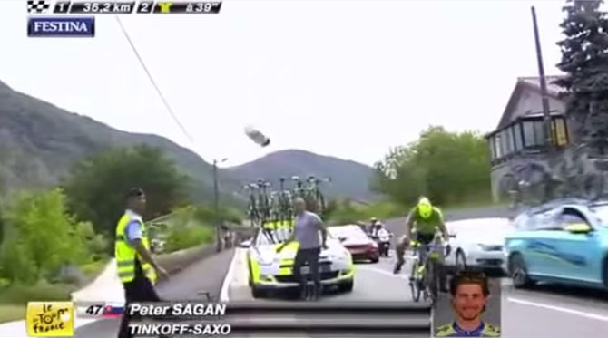 Sagana takmer zrazil kameraman na motorke v 15. etape - Doslova si Sagan musel kopn&uacute;ť do jeho motorky