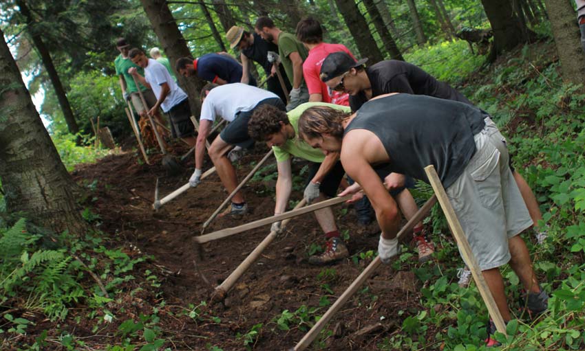 Atmosf&eacute;ra stavania singletracku v Starej Ľubovni