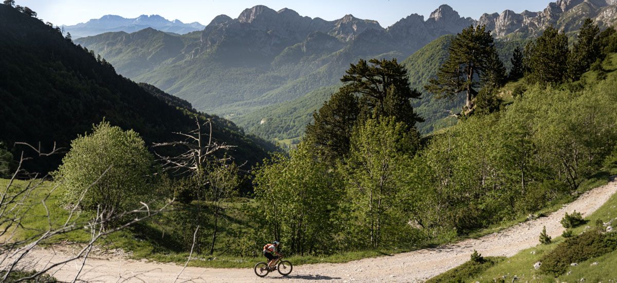 Trans Balkan Race 2025 &ndash; ako som sa na požičanom bicykli pretekal s prof&iacute;kmi (2. časť)