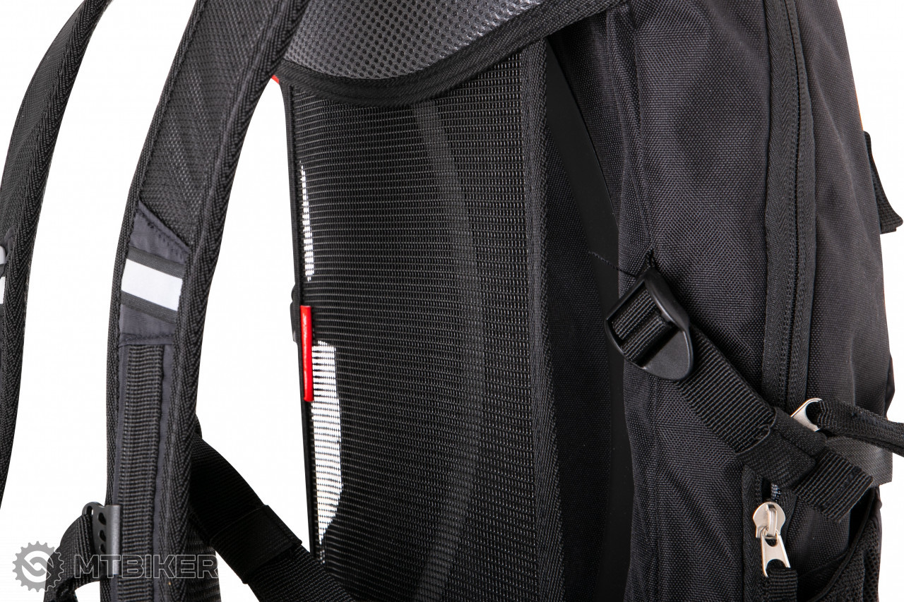 FORCE Grade backpack, 22 l + 2 l drinking satchet, black - MTBIKER.shop