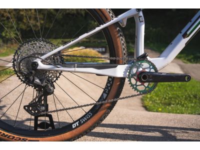 Superior XF 979 RC 29 bike, gloss white/hologram black, editorial bike