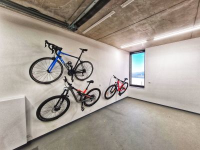 GDOCK Bike Pedal držiak bicykla na stenu za pedál, čierna