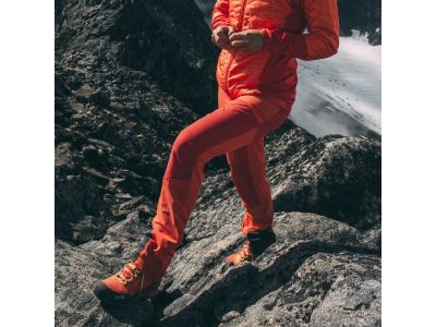 Pantaloni pentru femei Bergans of Norway Cecilie Mtn Softshell, roșu energie/frunză roșie
