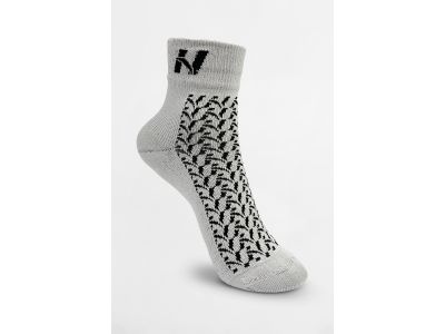 NEBBIA HI-TECH Crew-Socken mit N-Muster, hellgrau