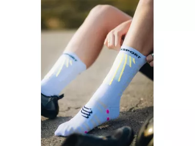 COMPRESSPORT Aero-Socken, Weiß/Safe Yellow/Neo Pink