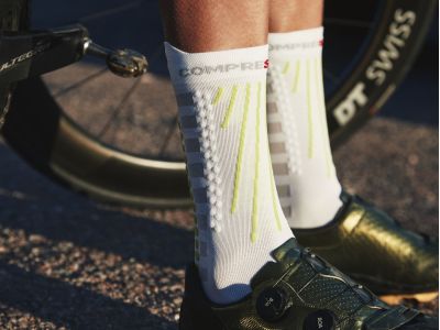 COMPRESSPORT Aero ponožky, White/Safe Yellow/Neo Pink