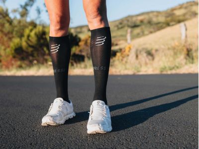 COMPRESSPORT Full Oxygen térdzokni, fehér/biztonságos sárga