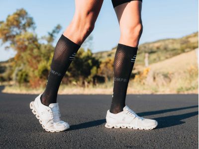 COMPRESSPORT Full Oxygen térdzokni, fehér/biztonságos sárga