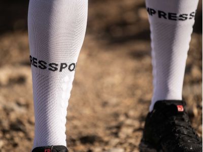 COMPRESSPORT Full Run knee socks, white