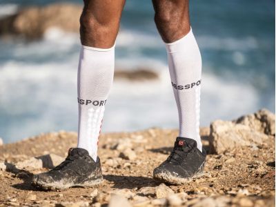 COMPRESSPORT Full Run knee socks, white