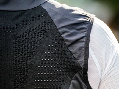 COMPRESSPORT Hurricane Windproof vesta, čierna