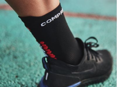 COMPRESSPORT Pro Racing v4.0 Run High socks, black/red