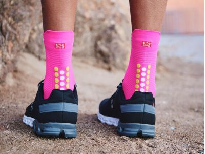 COMPRESSPORT Pro Racing v4.0 Run High Socken, Fluo Pink/Primrose