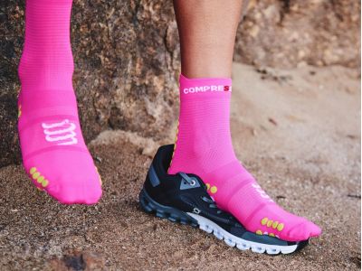 COMPRESSPORT Pro Racing v4.0 Run High Socken, Fluo Pink/Primrose