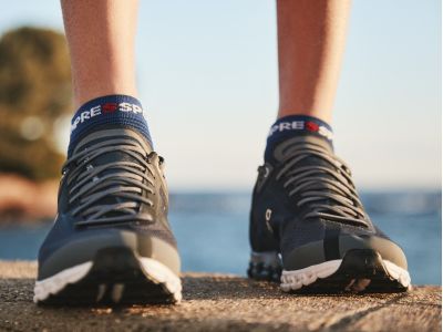 COMPRESSPORT Pro Racing v4.0 Run Low zokni, kék/zöld fényű