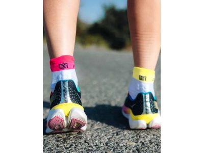 COMPRESSPORT Pro Racing v4.0 Run Low zokni, kék/zöld fényű