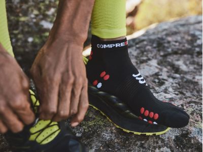 COMPRESSPORT Pro Racing v4.0 Run Low zokni, kék/zöld fényű