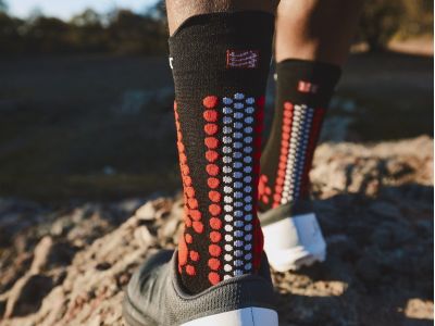 COMPRESSPORT Pro Racing v4.0 Trail socks, black/red