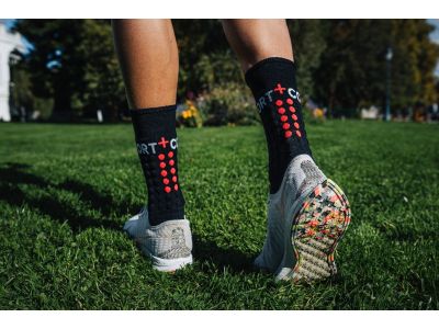 COMPRESSPORT Pro Racing Winter Run socks, Black/High Risk Red