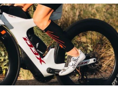 Rękawy COMPRESSPORT R2 Aero, czarno-czerwone