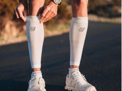 COMPRESSPORT R2 Oxygen návleky na lýtka, White/Nebel Grey