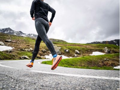 COMPRESSPORT Futó női leggings, fekete