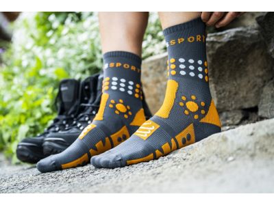 COMPRESSPORT Trekkingsocken, schwarz/rot/weiß