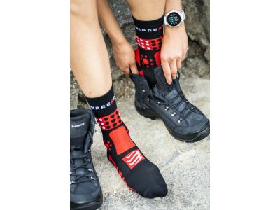 COMPRESSPORT Trekkingsocken, schwarz/rot/weiß