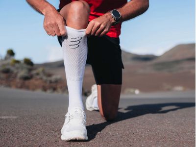 COMPRESSPORT Full knee socks, Oxygen White