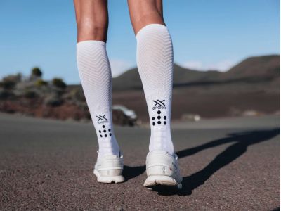 COMPRESSPORT Full knee socks, Oxygen White