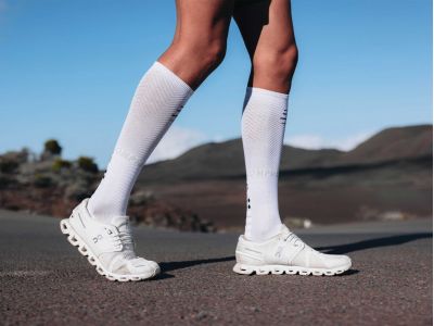 COMPRESSPORT Full knee socks, Oxygen White