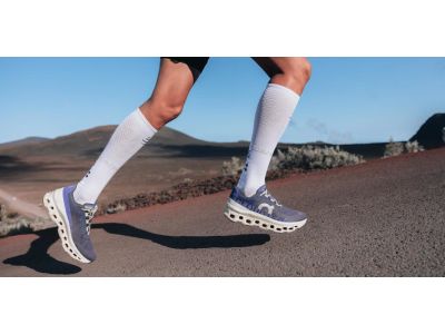 COMPRESSPORT Full knee socks, Oxygen White