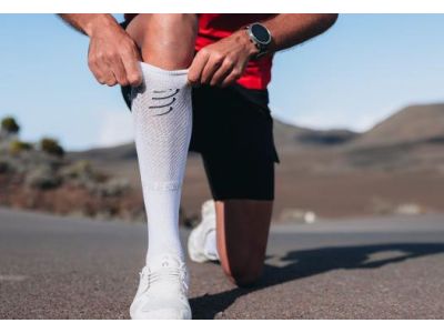 COMPRESSPORT Full knee socks, Oxygen White