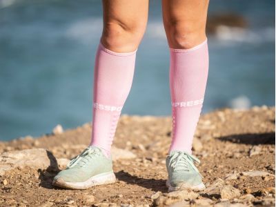 COMPRESSPORT Full Run knee socks, pink