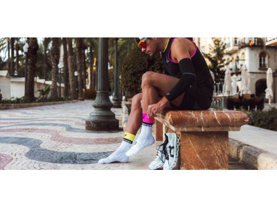 Skarpety COMPRESSPORT Mid Compression V2.0, biały/bezpieczny żółty/neoróżowy