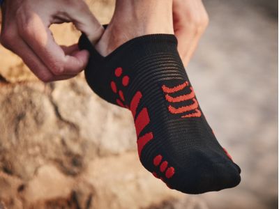 COMPRESSPORT No Show Socken, schwarz/rot