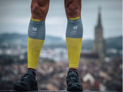 Rękawy na łydki COMPRESSPORT R2v2, midnight lime/szary