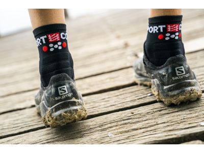 COMPRESSPORT Ultra Trail Low Socken, schwarz/rot