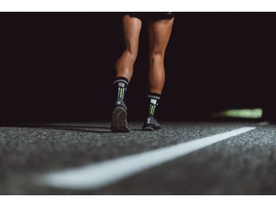 COMPRESSPORT Pro Racing V4.0 Run High zokni, flash fekete/neonsárga