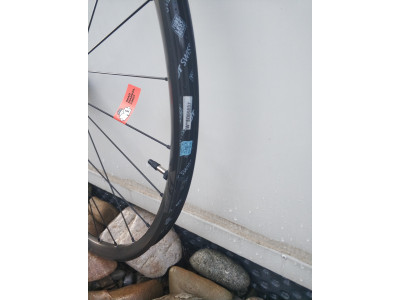 Der DT Swiss X1900 Spline 29 Laufradsatz wurde von einem neuen Fahrrad fallen gelassen