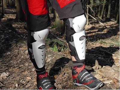 Troy Lee projektuje ochraniacze kolan i goleni firmy Lopes